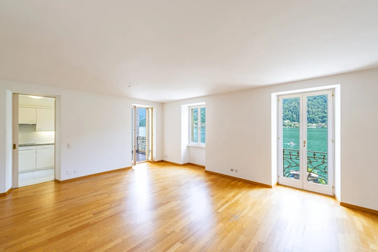 Maison typique du Tessin sur le bord du lac de Morcote - Photo 2 sur 13