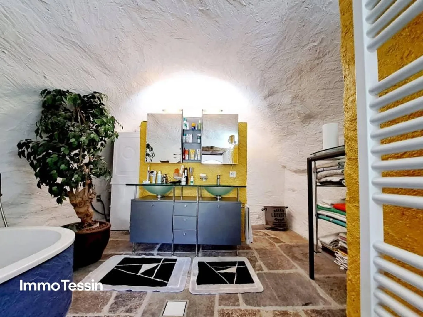 Between Heaven and Centovalli, renovated two-family house with at... - Photo 12 of 13