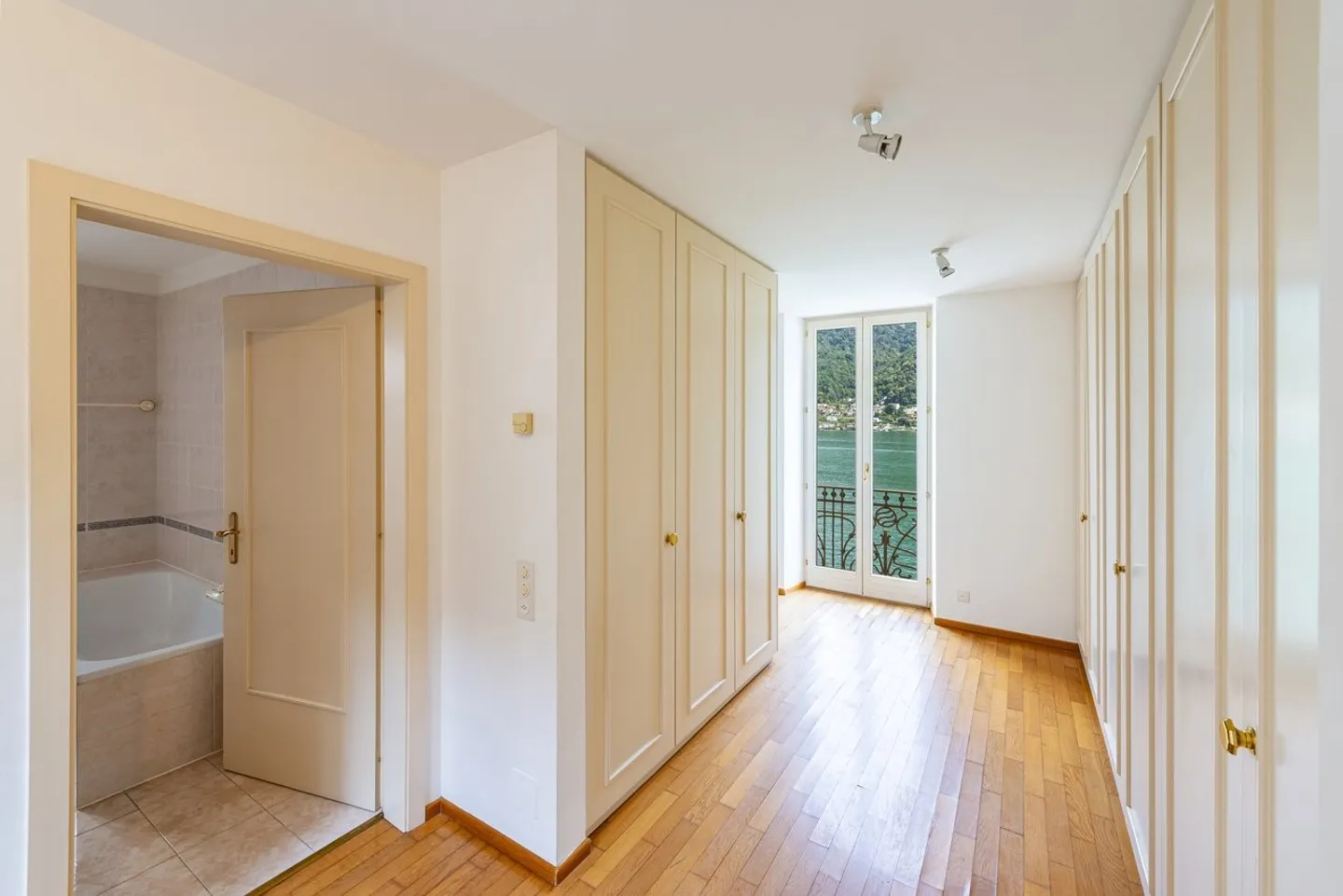 Maison typique du Tessin sur le bord du lac de Morcote - Photo 7 sur 13