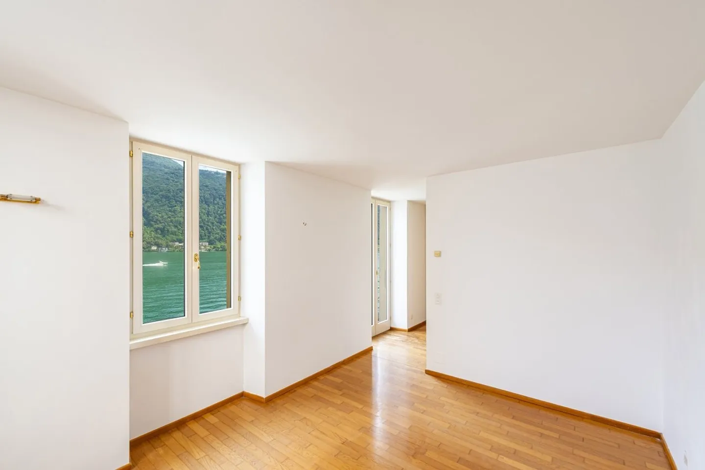 Maison typique du Tessin sur le bord du lac de Morcote - Photo 9 sur 13