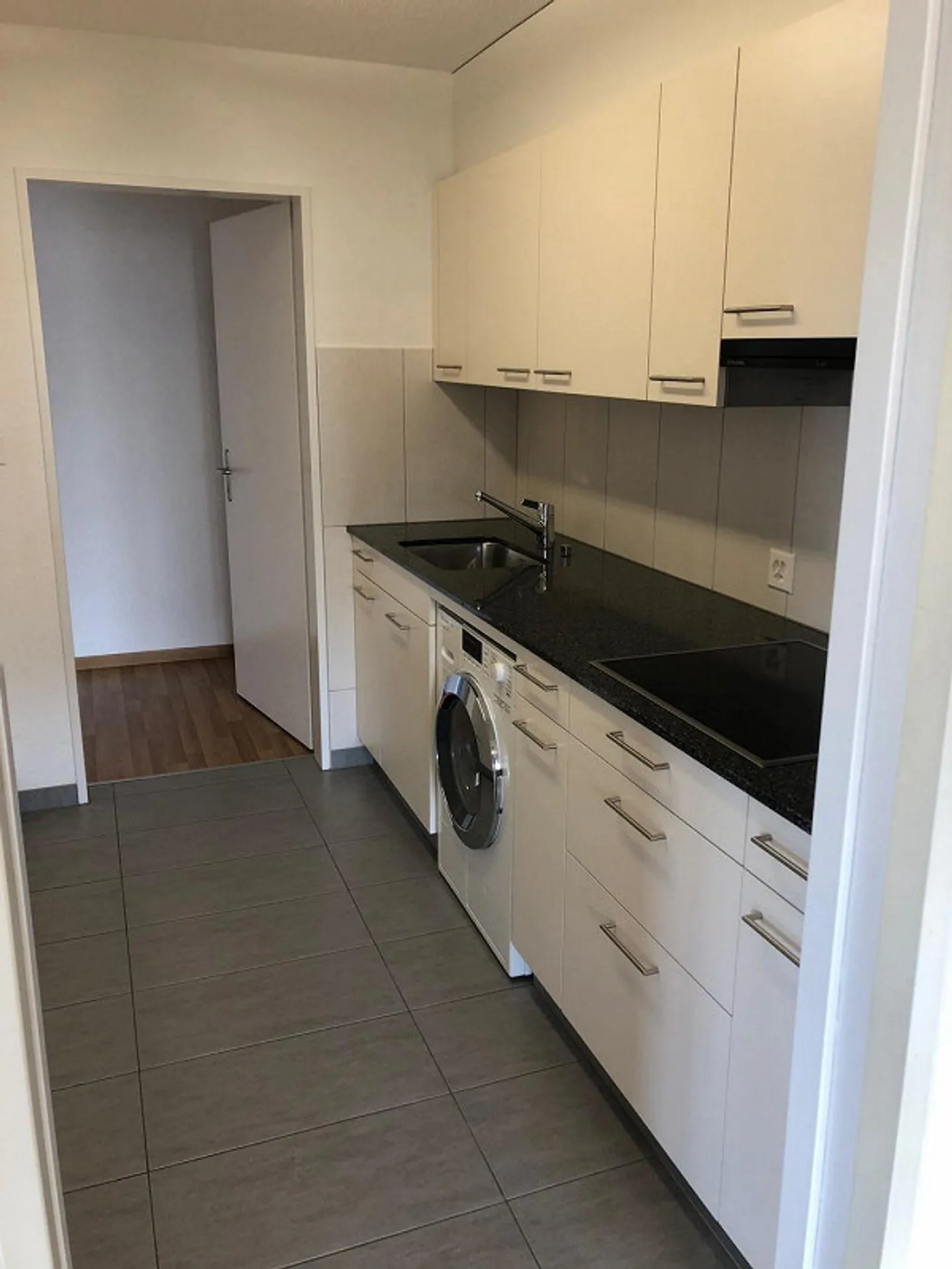 Modern apartment with large seating area - Photo 3 of 10