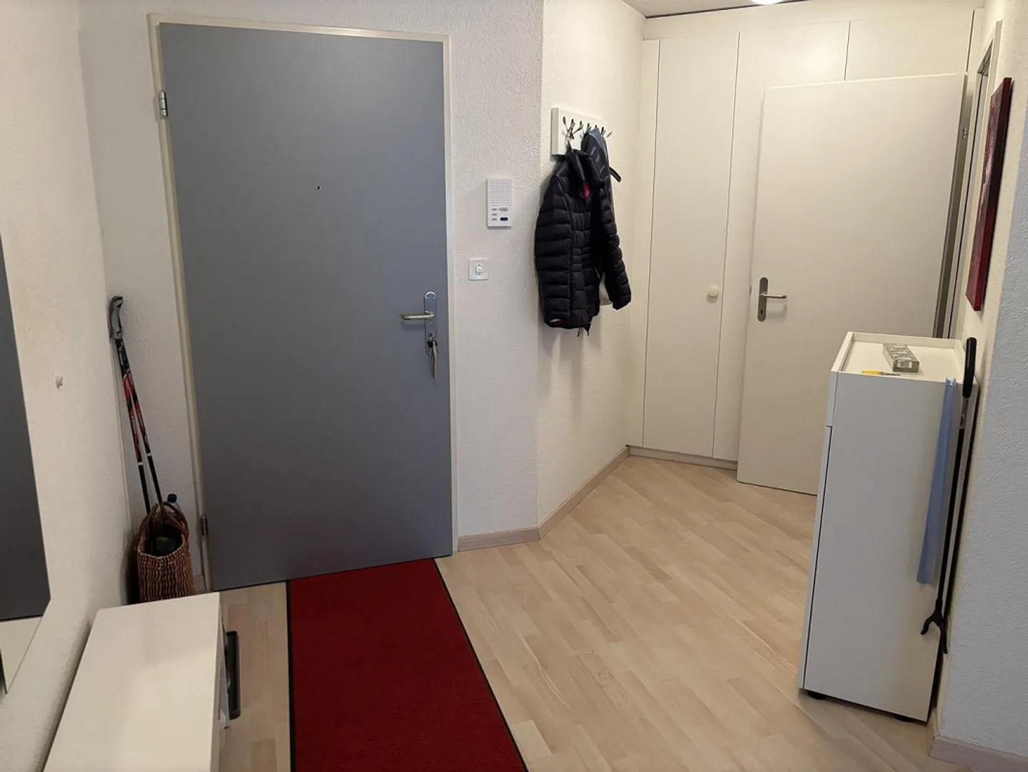 Modern apartment with large seating area - Photo 4 of 10