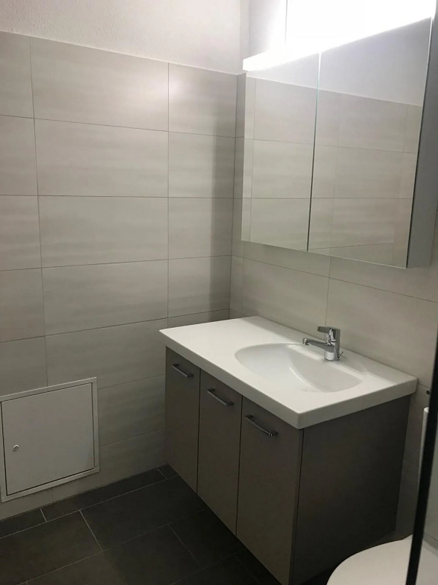 Modern apartment with large seating area - Photo 6 of 10