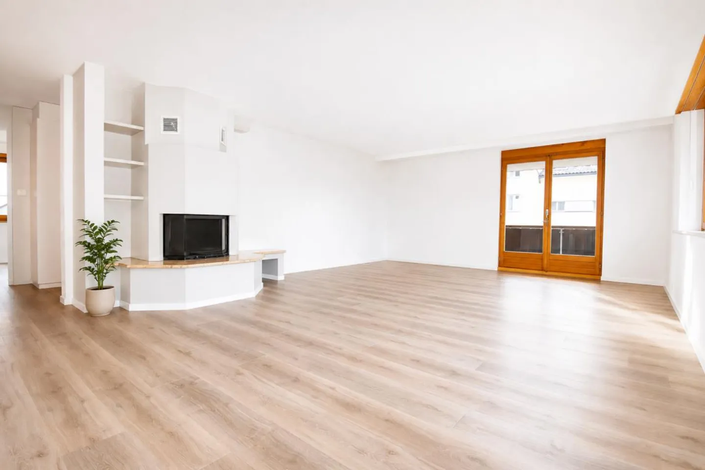 Bright 5.5-room apartment with a feel-good character in Bichwil - Photo 1 of 7