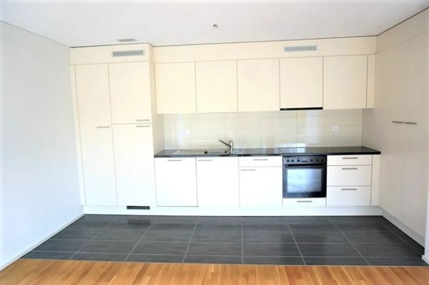 modern 3.5-room apartment with sunny balcony in a quiet location - Photo 2 of 10