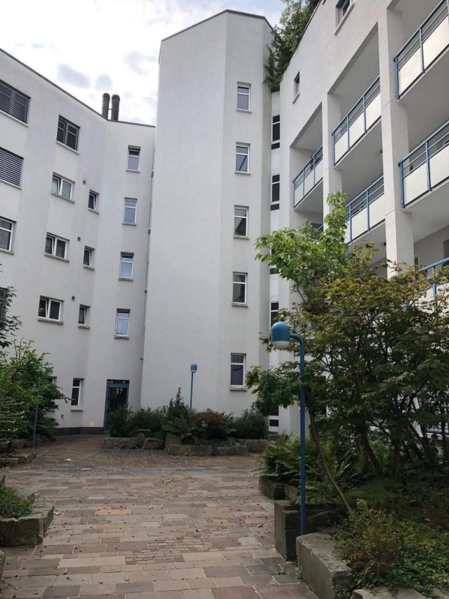 Modern apartment with large seating area - Photo 7 of 10