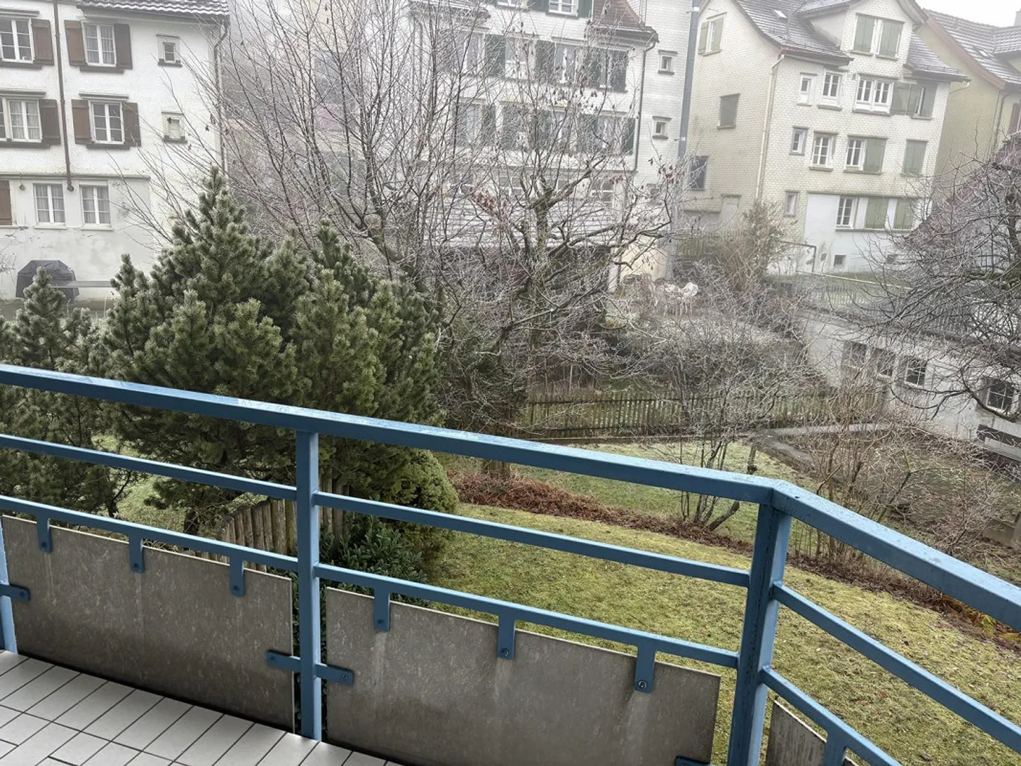 Modern apartment with large seating area - Photo 9 of 10