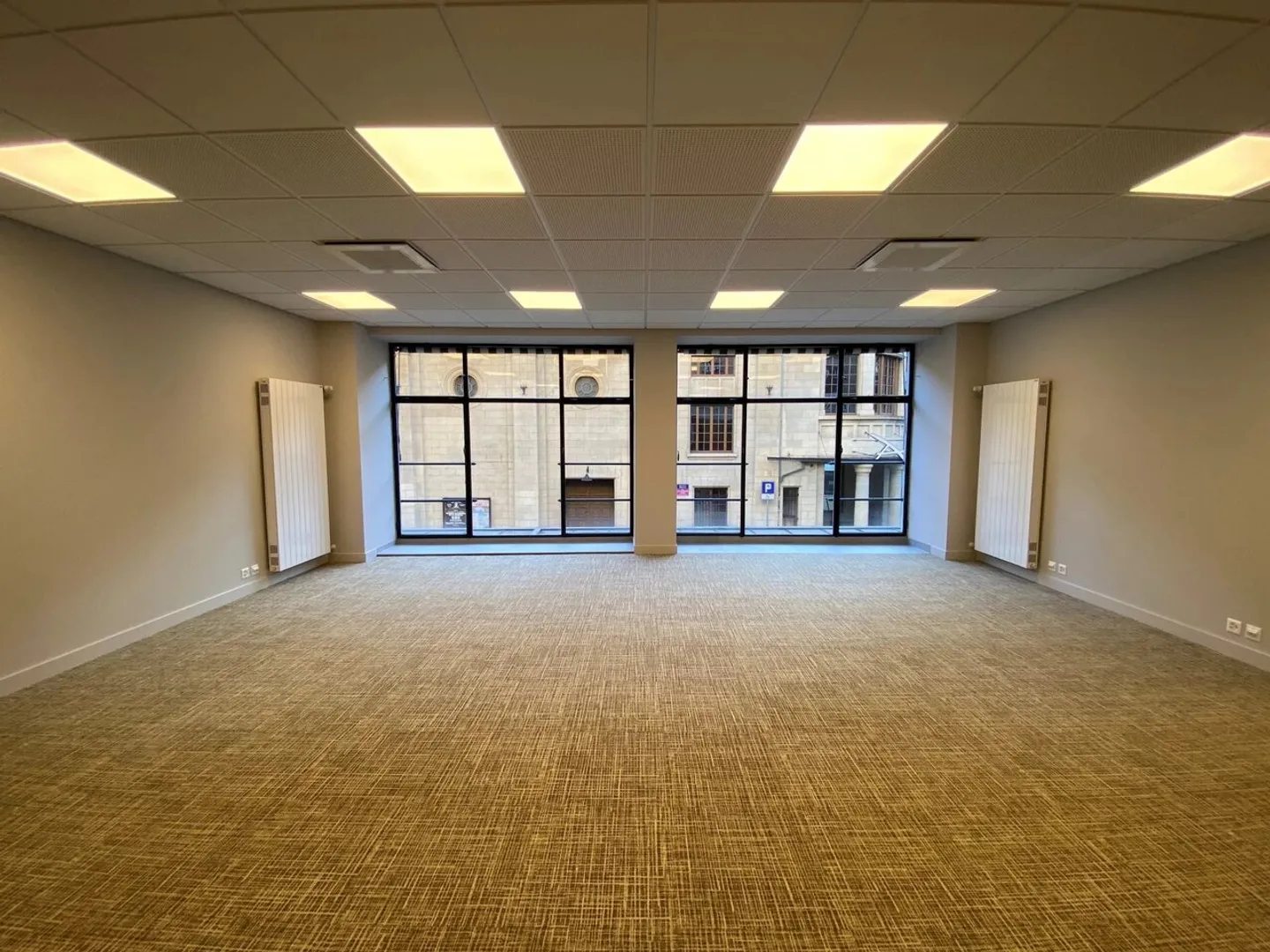 Bright offices in the city center fully renovated - Photo 7 of 13