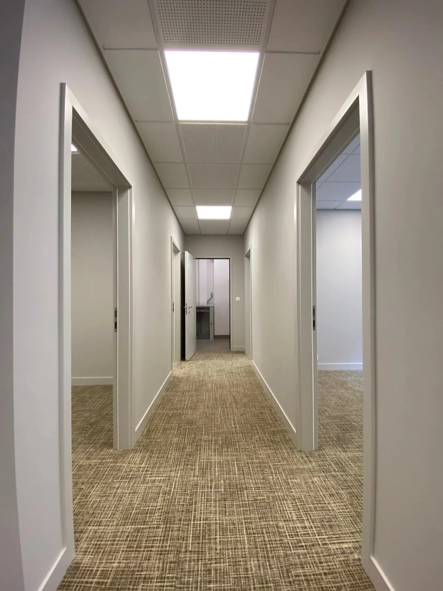 Bright offices in the city center fully renovated - Photo 11 of 13