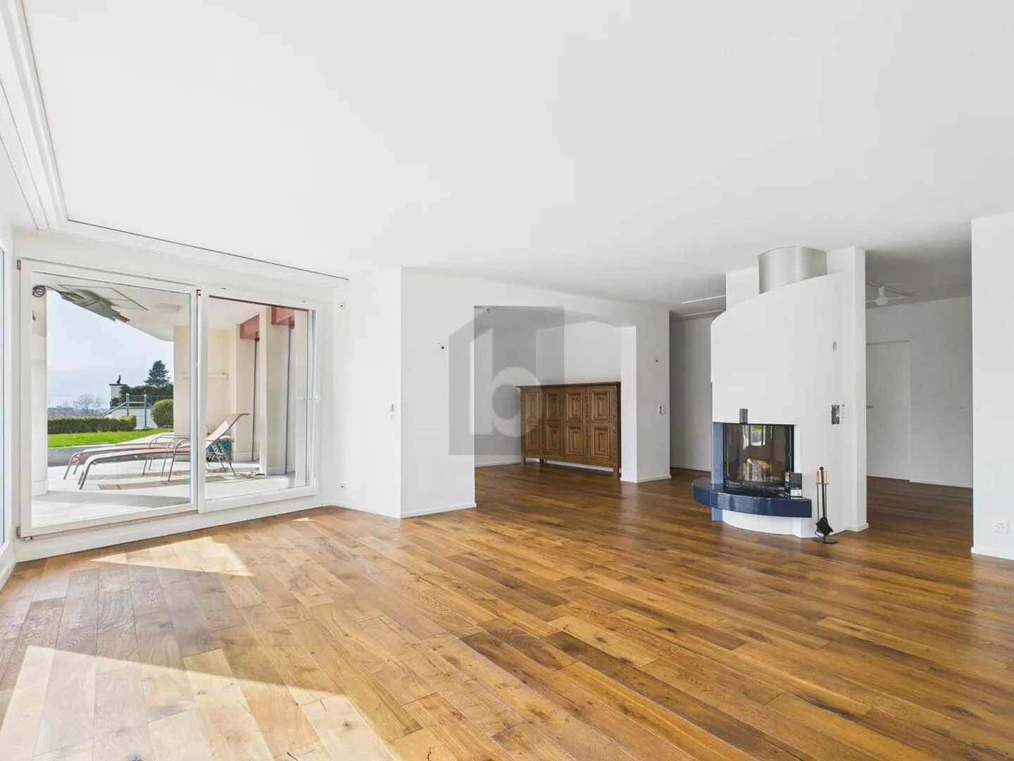 TIMELESS, MODERN WITH LAKE VIEW - Photo 4 of 6