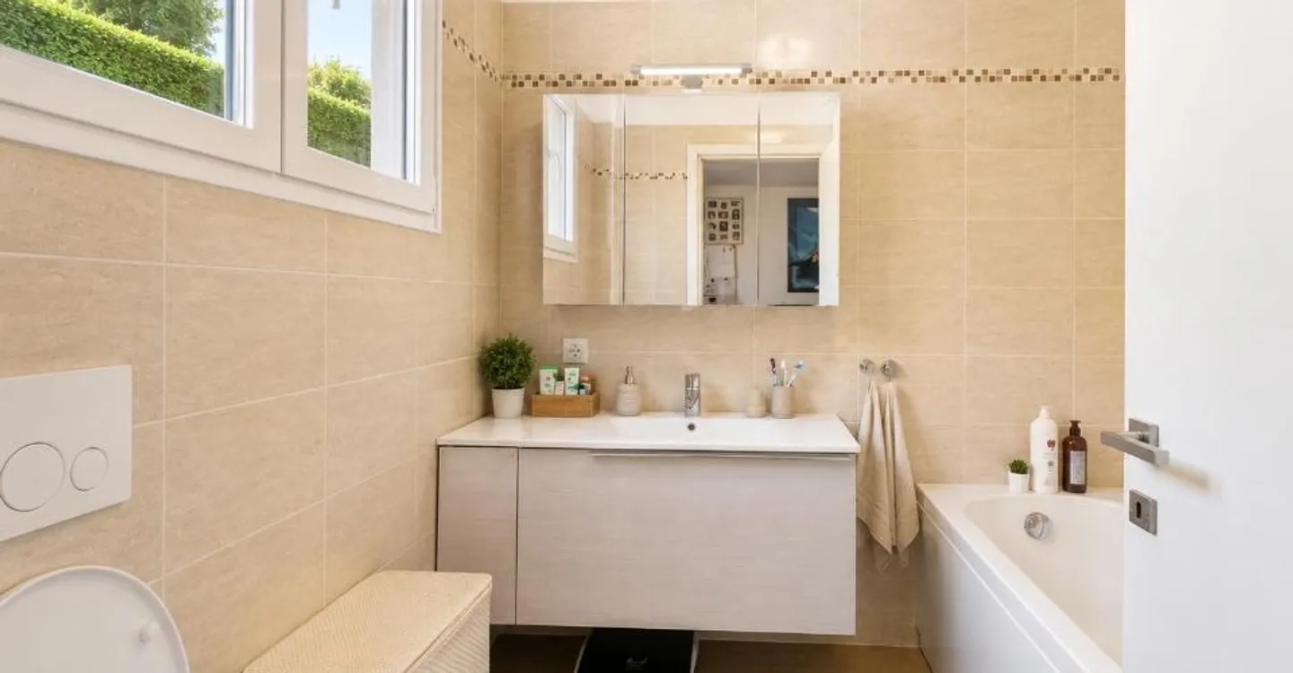 Un grand jardin privé, des espaces conçus pour la vie de famille et la tranquillité d'une résidence récente de peu d'unités. - Photo 5 sur 10