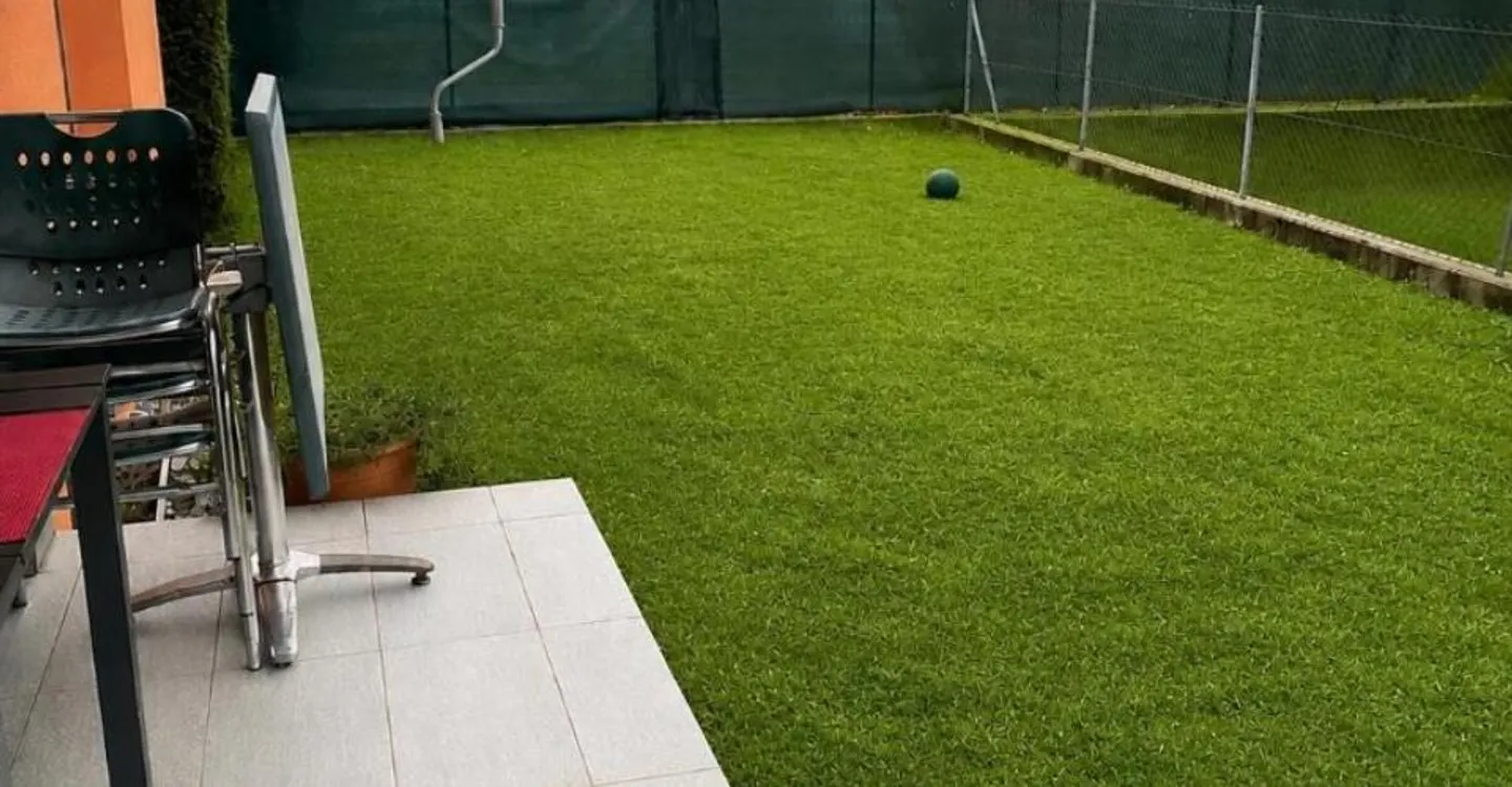 Un grand jardin privé, des espaces conçus pour la vie de famille et la tranquillité d'une résidence récente de peu d'unités. - Photo 6 sur 10