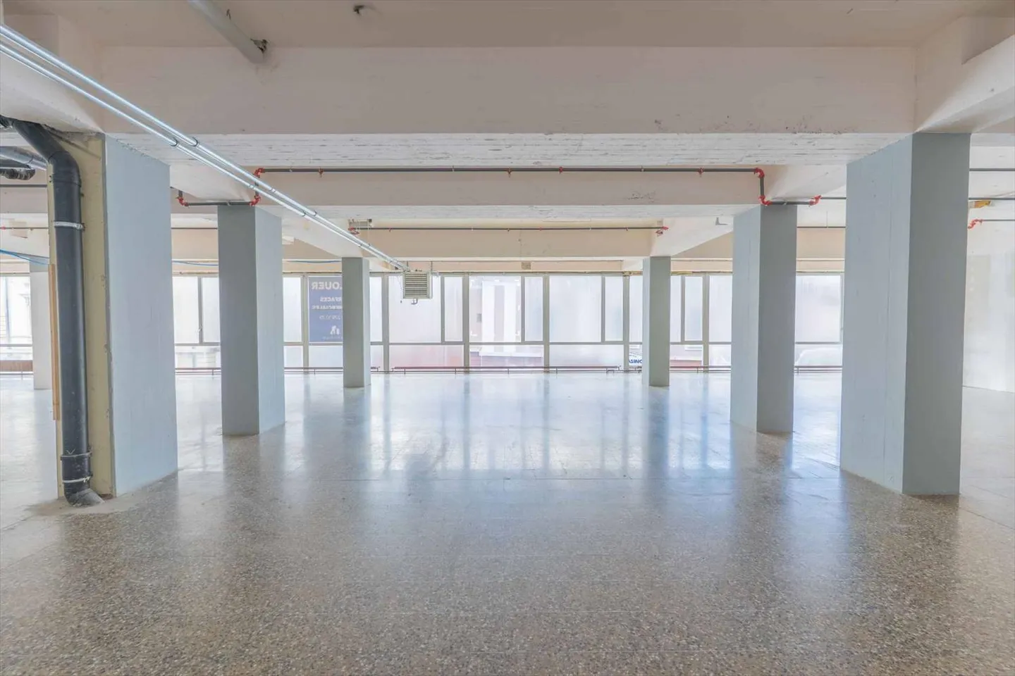 Atelier, surface de production de 1'000 m² à louer à Le Locle - Photo 2 sur 4