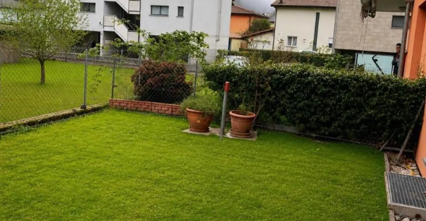 Un grand jardin privé, des espaces conçus pour la vie de famille et la tranquillité d'une résidence récente de peu d'unités. - Photo 7 sur 10