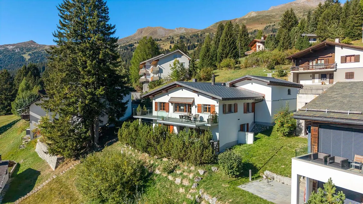 Single-family house in Valbella with ski-in/ski-out location and mountain panorama - Photo 2 of 6
