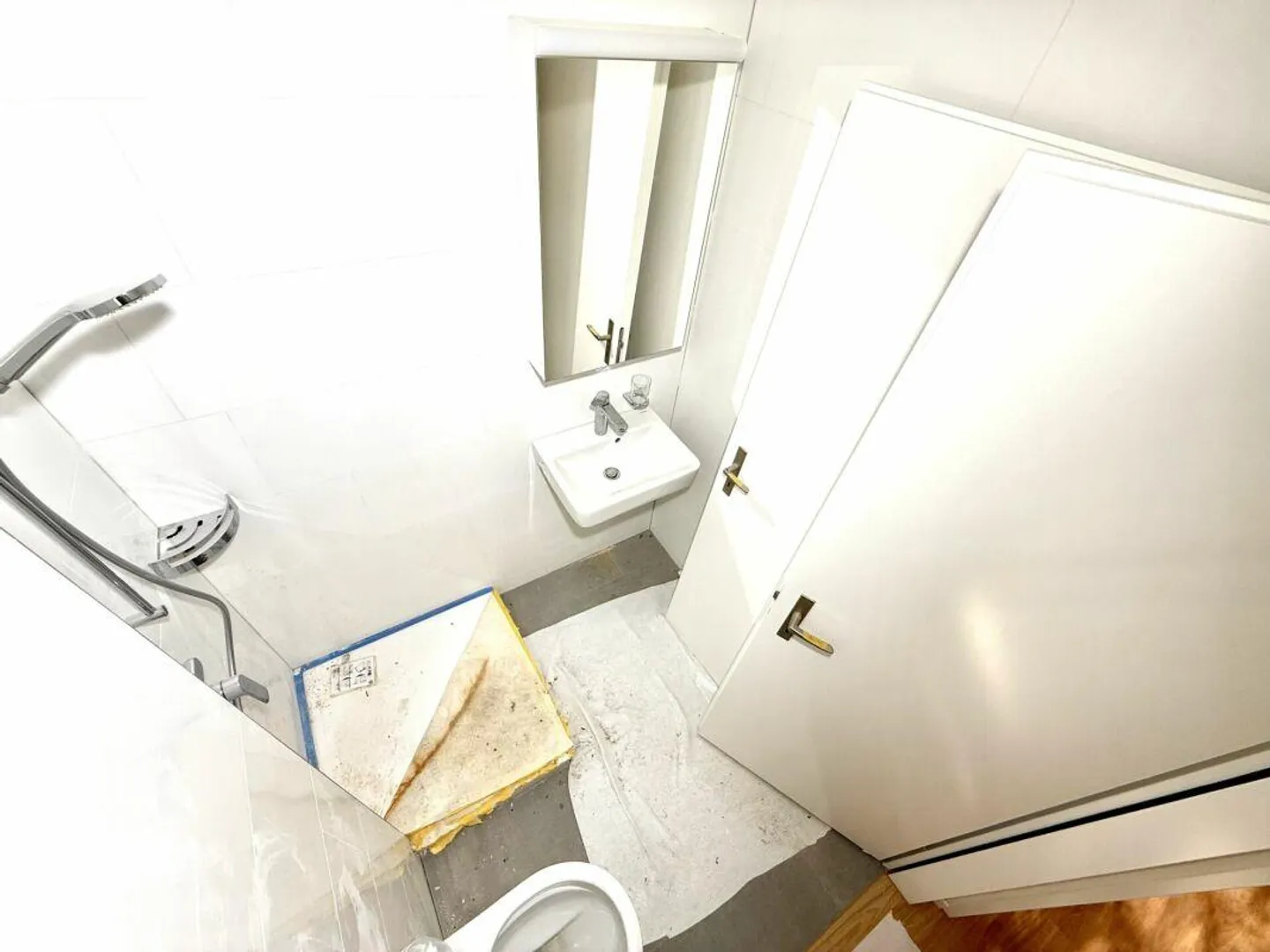 Appartamento di 4.5 locali recentemente ristrutturato ad Albisrieden con area salotto privata in giardino - Foto 7 di 8