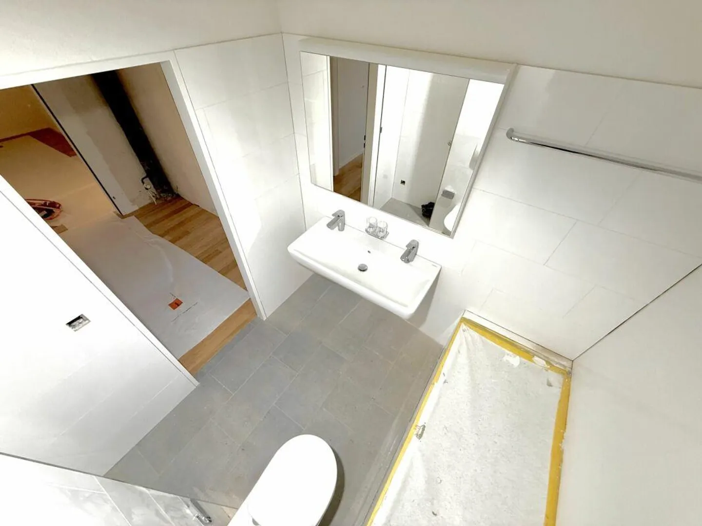 Appartamento di 4.5 locali recentemente ristrutturato ad Albisrieden con area salotto privata in giardino - Foto 6 di 8