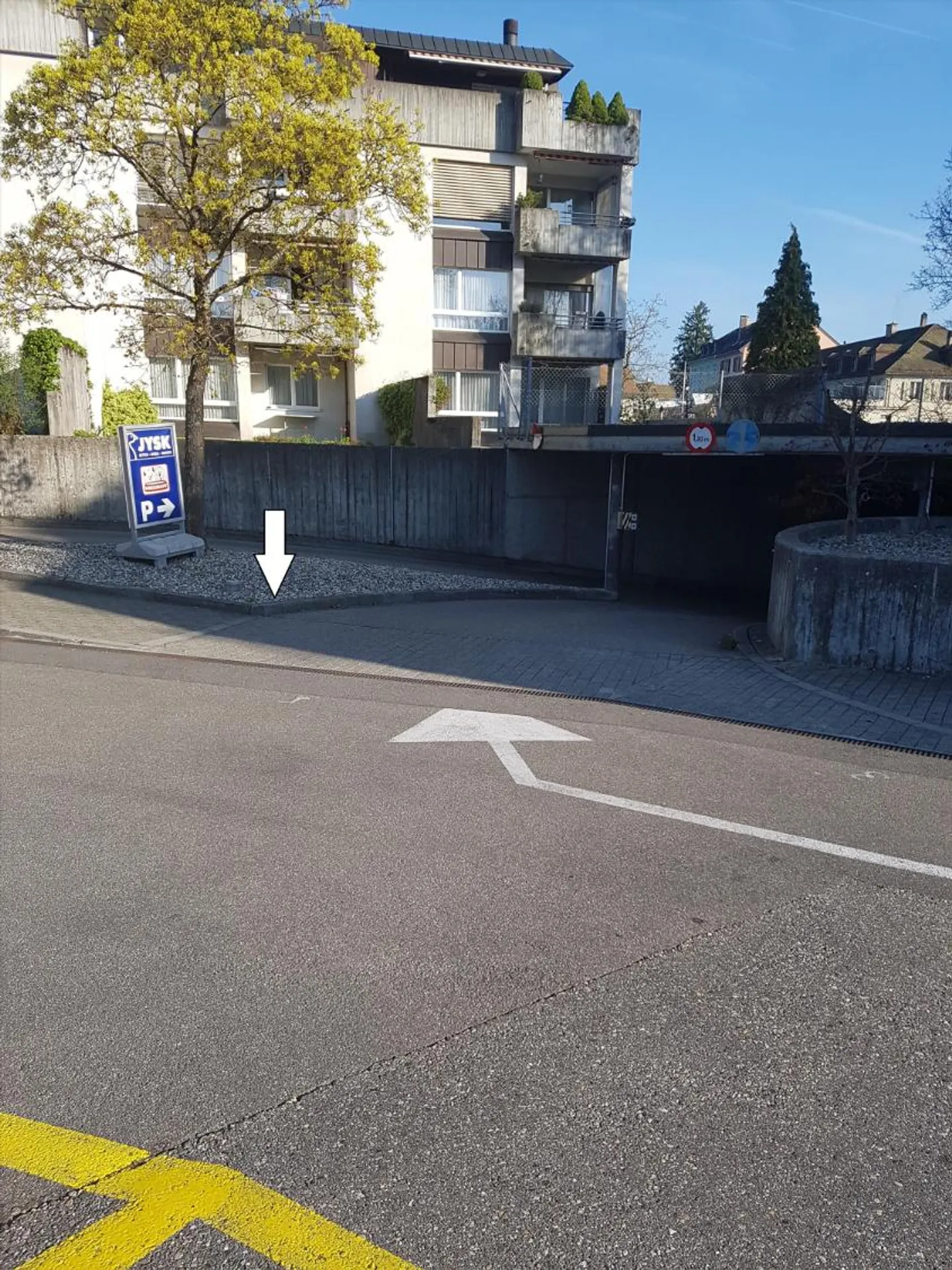 Looking for a dry place for your car? - Photo 2 of 2