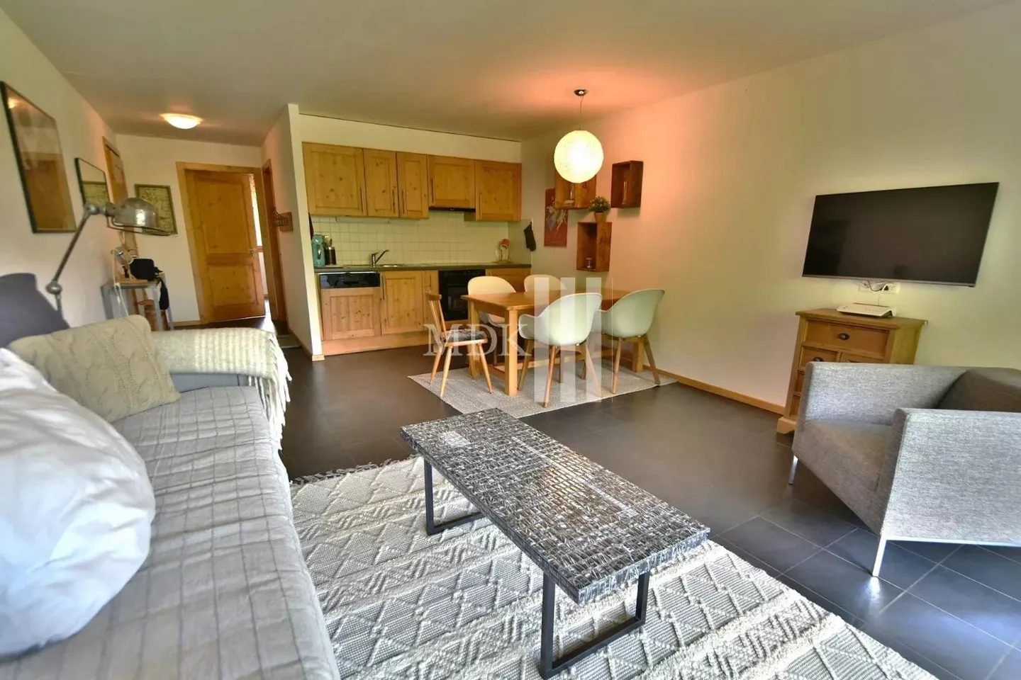 Charming 2.5-Room Apartment - Photo 2 of 8