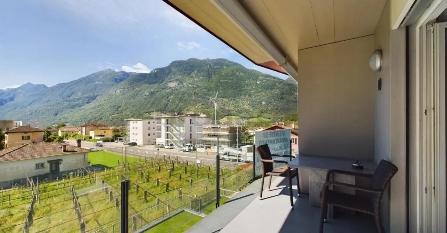 Modern and bright 3.5-room apartment in Biasca - Photo 4 of 13