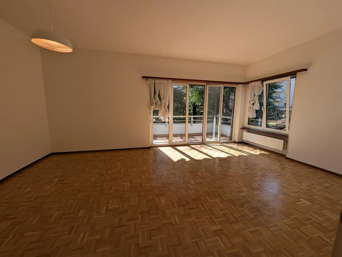 Appartement 2.5 pièces accueillant avec balcon - Photo 2 sur 11