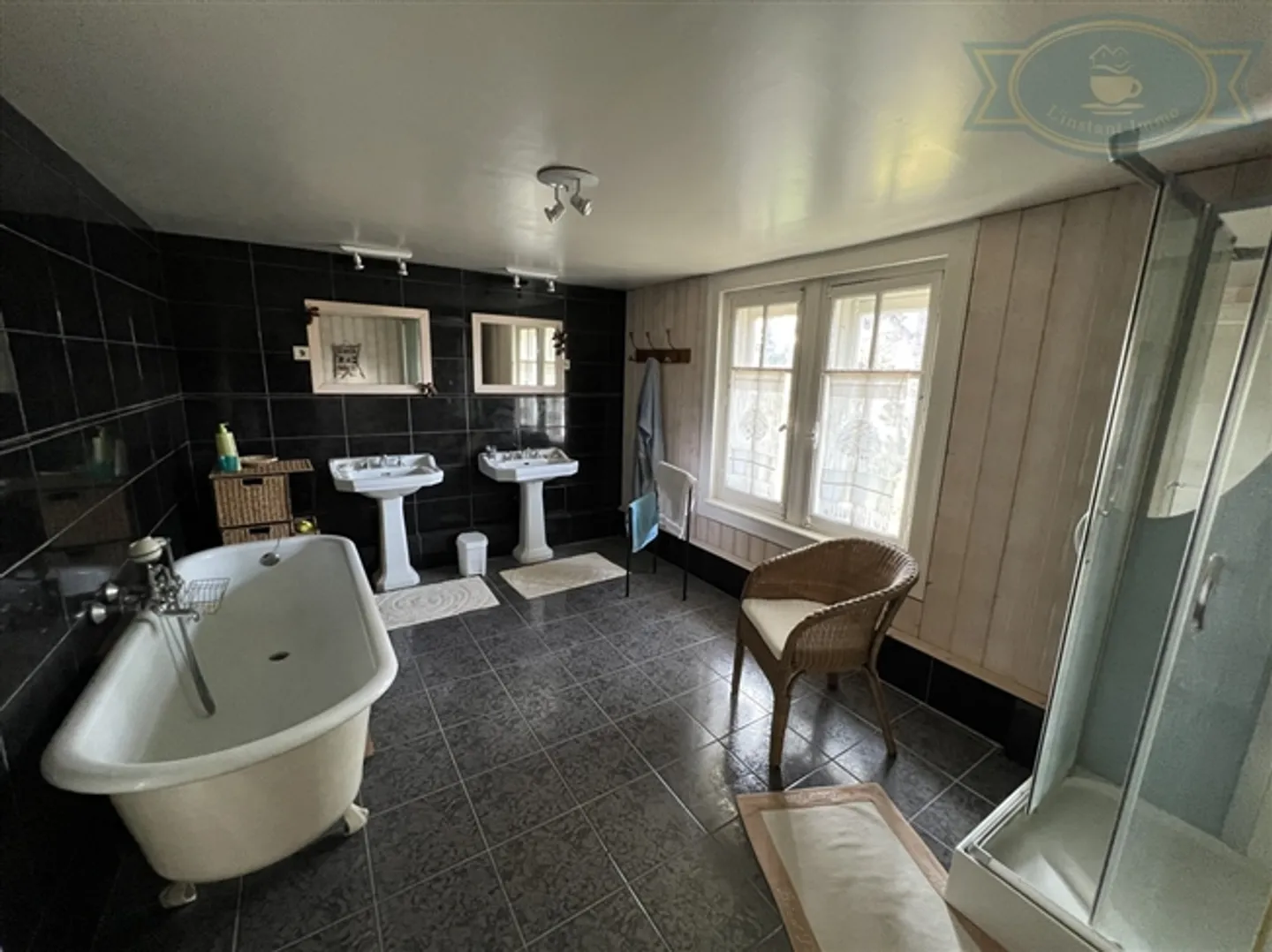 Magnificent Manor House with Character and Large Garden - Photo 15 of 18