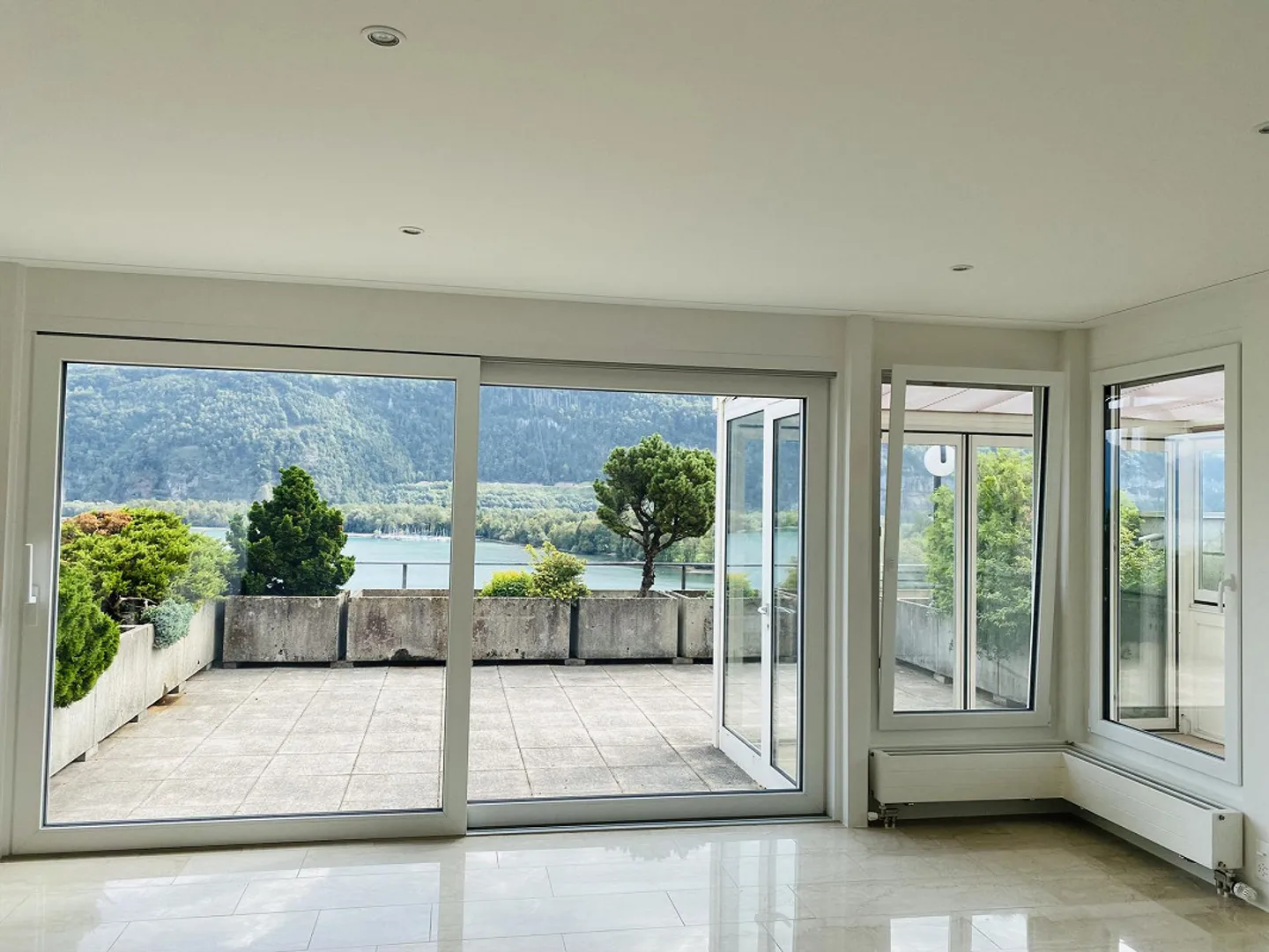 Appartamento con terrazza 3 1/2 stanze con vista unica - Foto 3 di 15