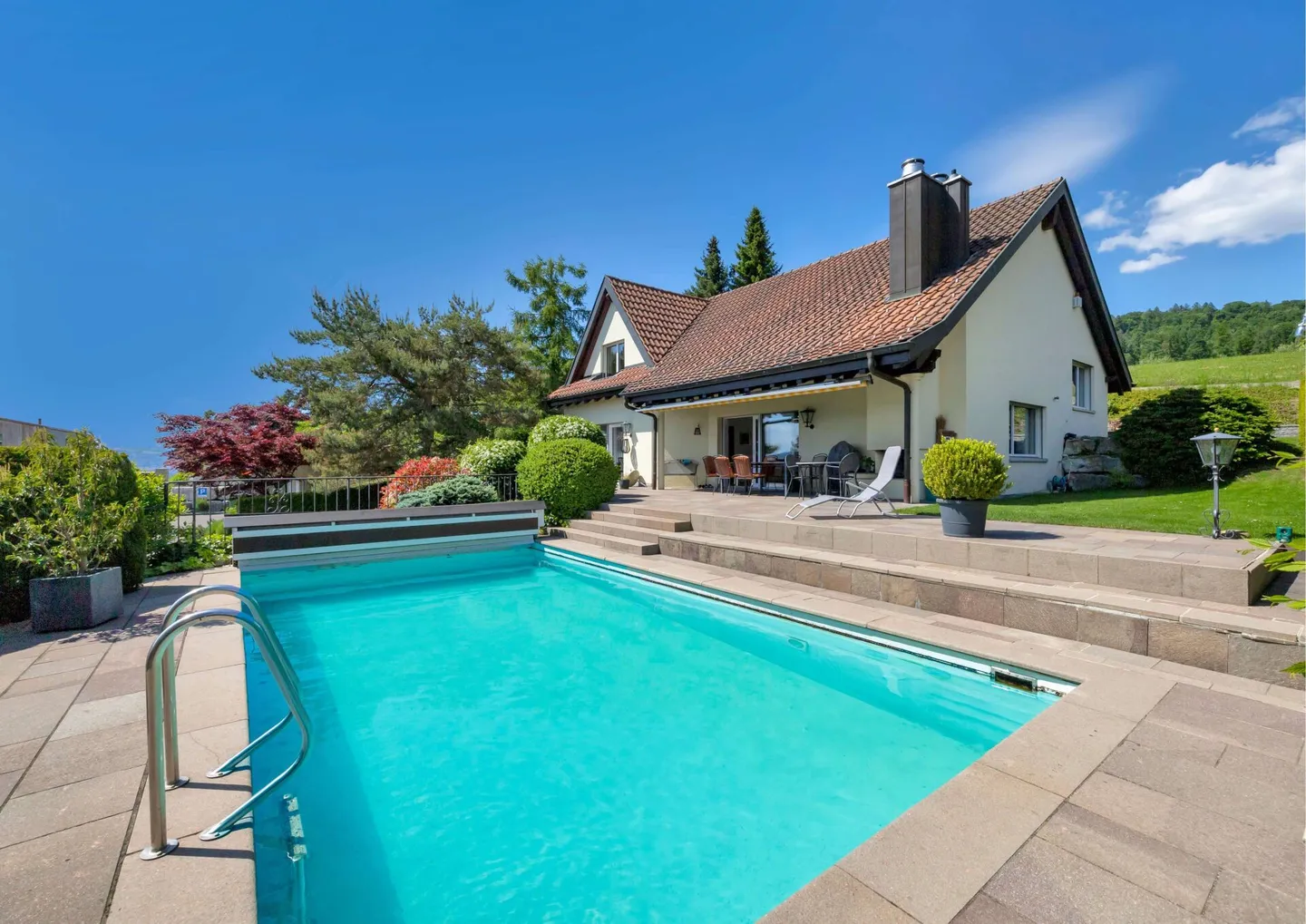 Villa représentative avec piscine aux portes de Zurich - Photo 1 sur 7