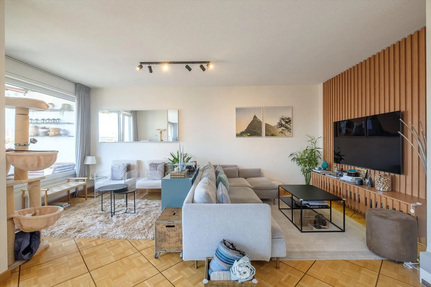 Spacious and Bright 6 Rooms with 2 Balconies - Photo 3 of 9