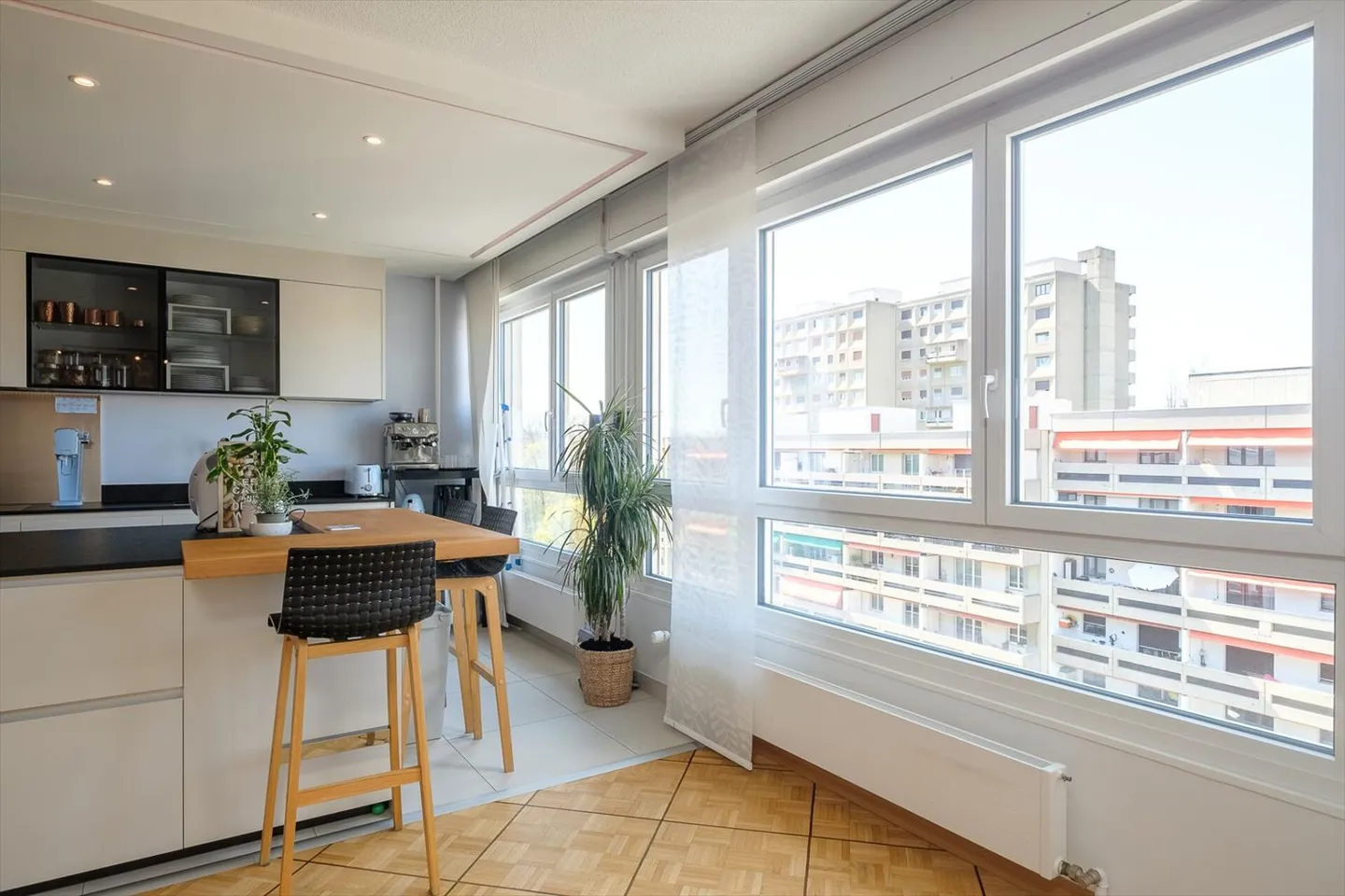 Spacious and Bright 6 Rooms with 2 Balconies - Photo 5 of 9