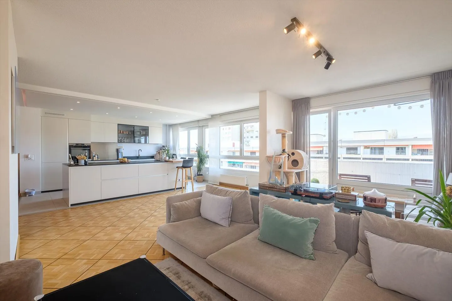 Spacious and Bright 6 Rooms with 2 Balconies - Photo 6 of 9