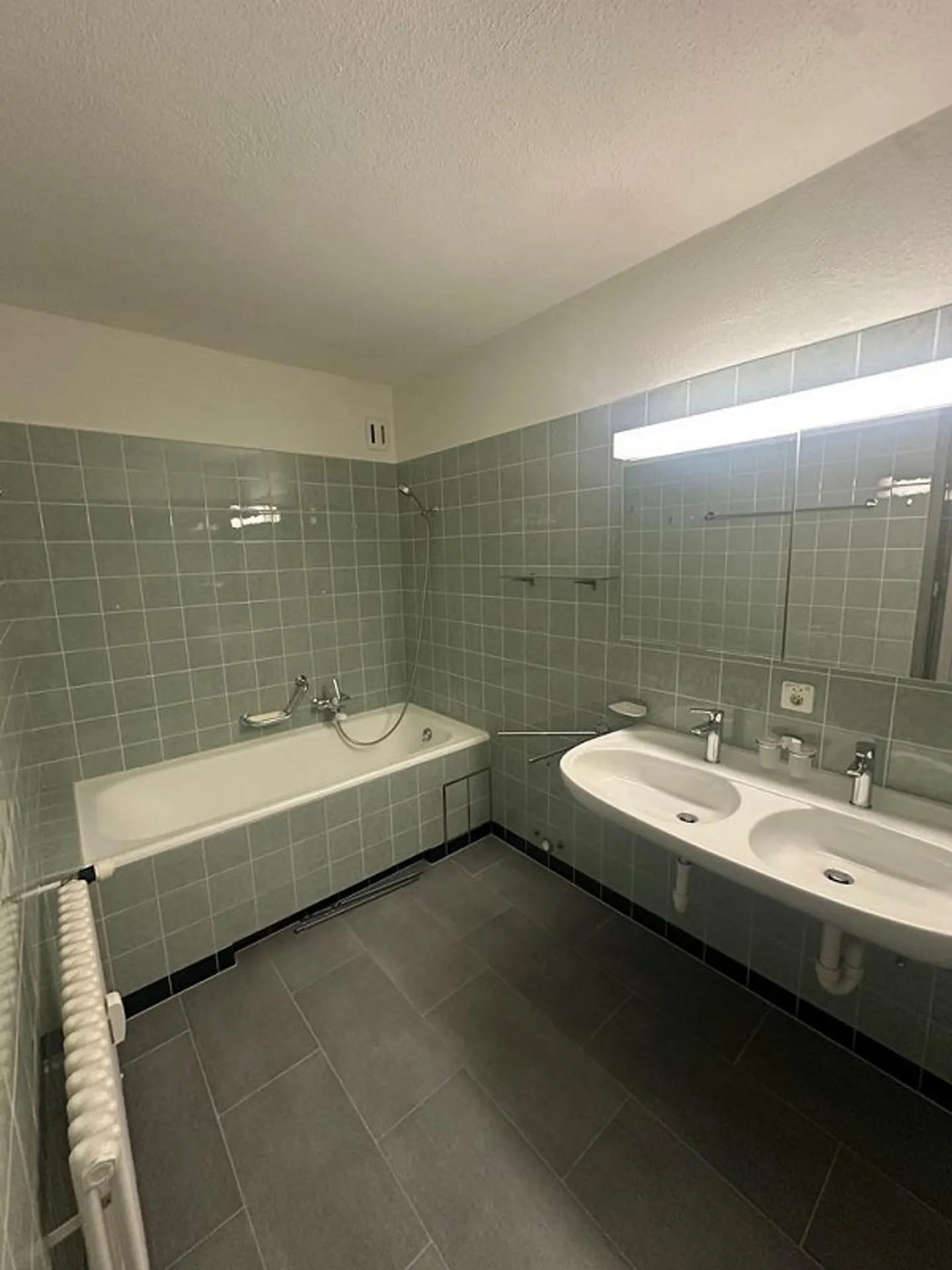 Modern old building apartment seeks new tenant - Photo 7 of 10