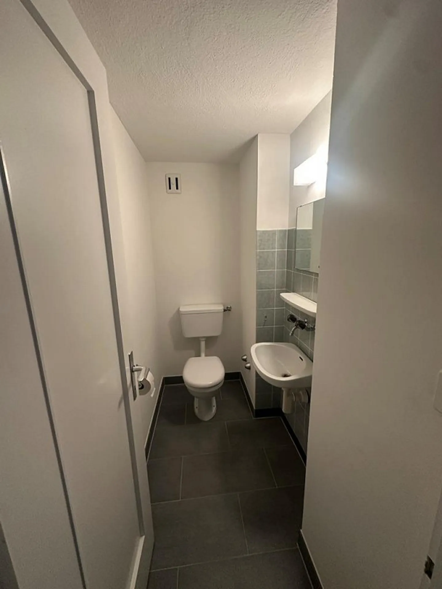 Modern old building apartment seeks new tenant - Photo 8 of 10