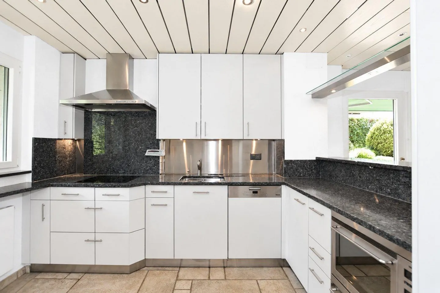 Characterful Single-Family Home on Spacious Plot – A Paradise for Nature Lovers - Photo 10 of 13