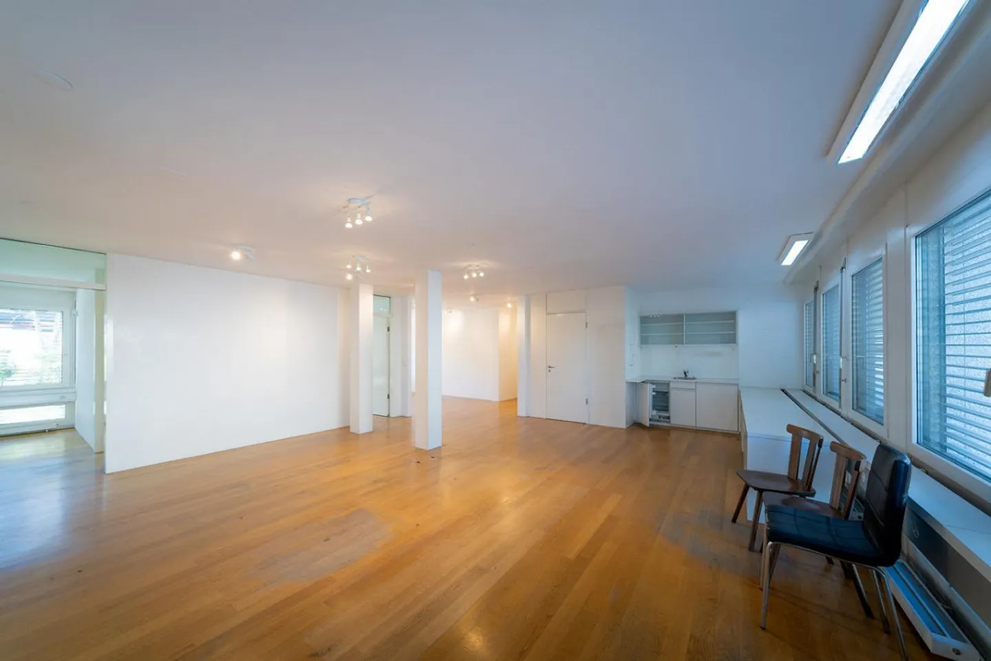 Espace de bureau ou de pratique agrandi au rez-de-chaussée - Photo 6 sur 9