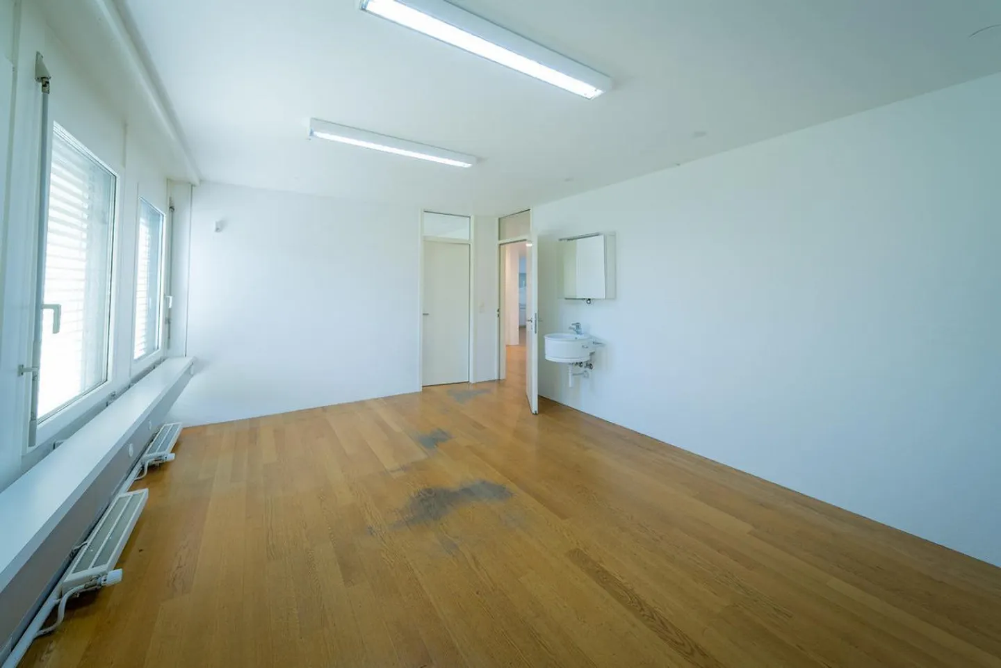 Espace de bureau ou de pratique agrandi au rez-de-chaussée - Photo 7 sur 9