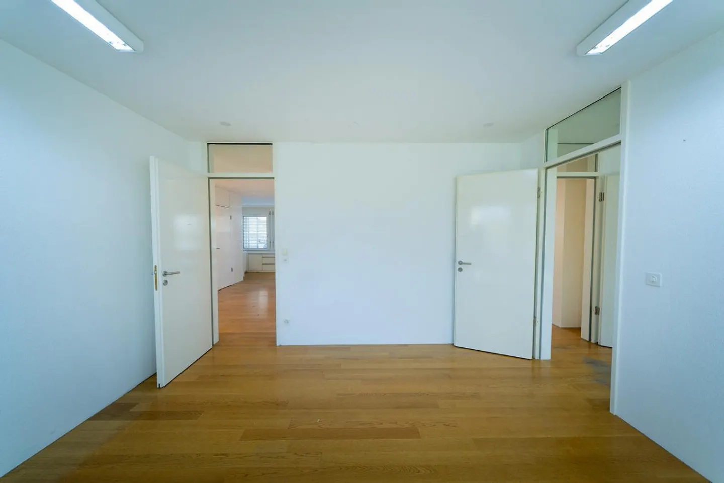 Espace de bureau ou de pratique agrandi au rez-de-chaussée - Photo 8 sur 9