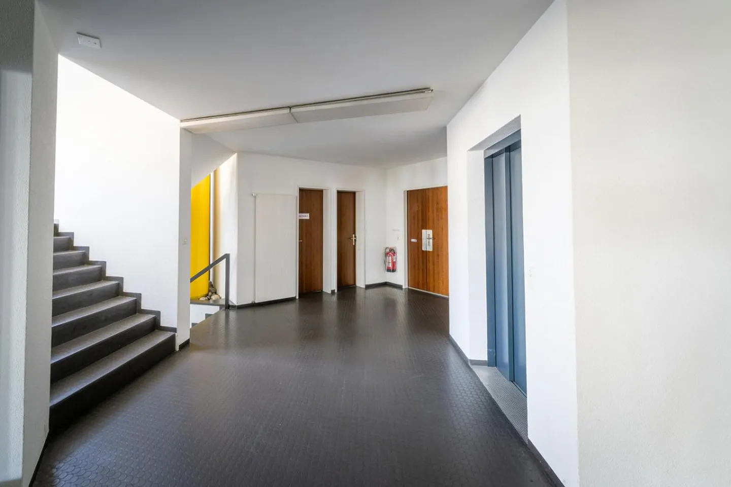 Espace de bureau ou de pratique agrandi au rez-de-chaussée - Photo 2 sur 9