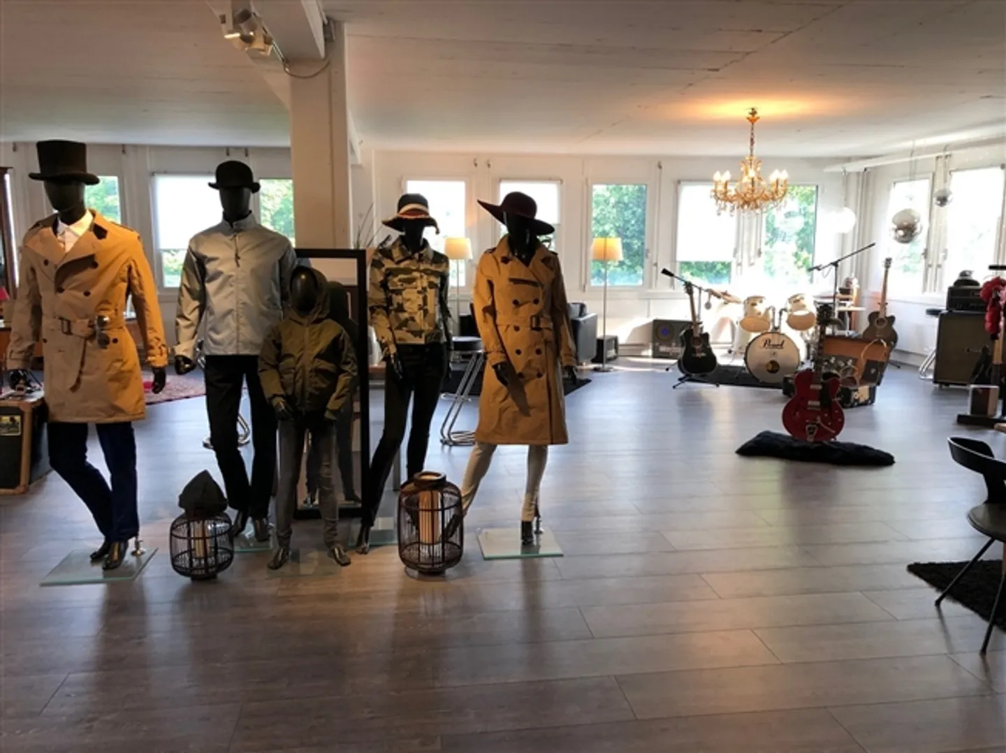 Spacious Office in an Industrial Zone in Préverenges - Photo 1 of 13