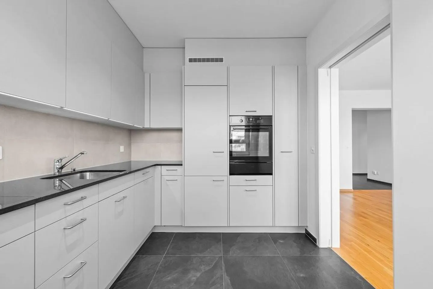 Freshly renovated family apartment - move in & feel good - Photo 5 of 8