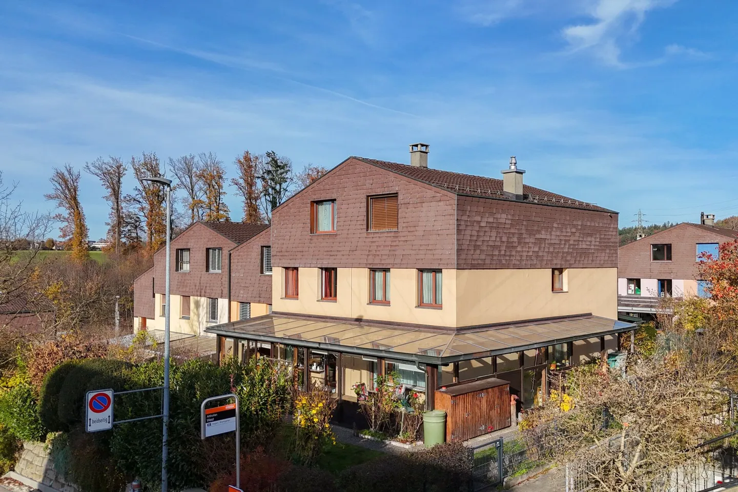 Family-friendly 6-room terraced house with plenty of living space and leisure right at your doorstep - Photo 1 of 33