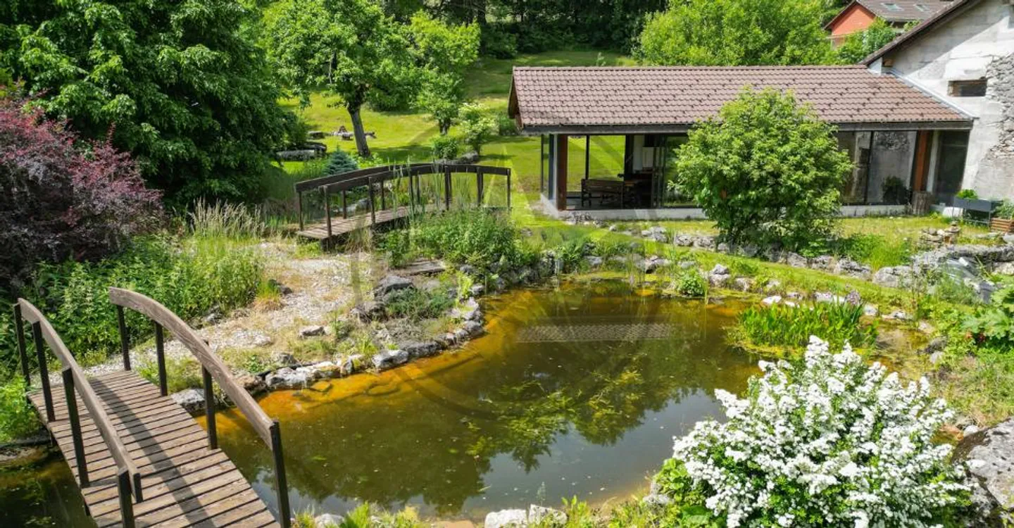 Renoviertes Doppelhaus mit Wohnungen, Scheune und Baugrundstück - Foto 1 von 12