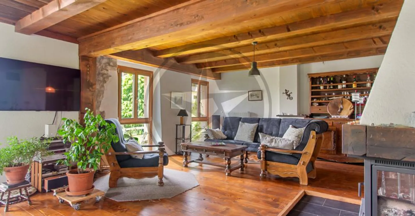 Renoviertes Doppelhaus mit Wohnungen, Scheune und Baugrundstück - Foto 2 von 12