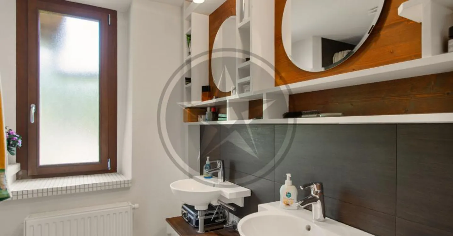 Renoviertes Doppelhaus mit Wohnungen, Scheune und Baugrundstück - Foto 5 von 12