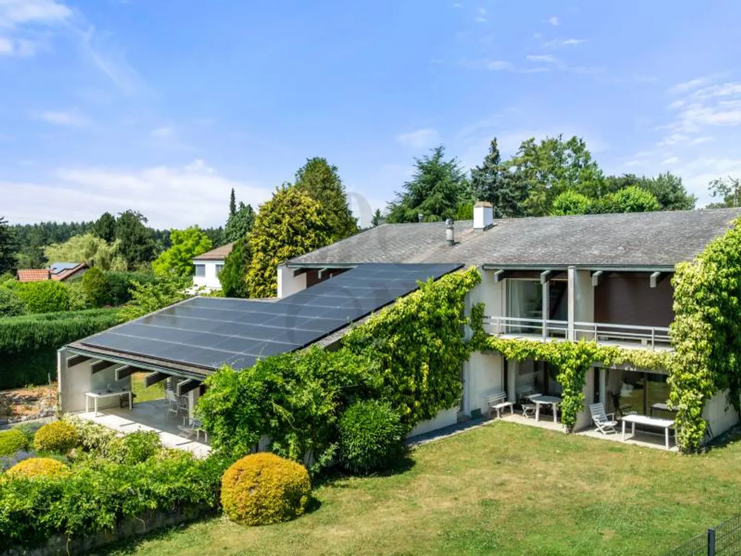 A signature villa with a view of the lake and mountains - Photo 2 of 12
