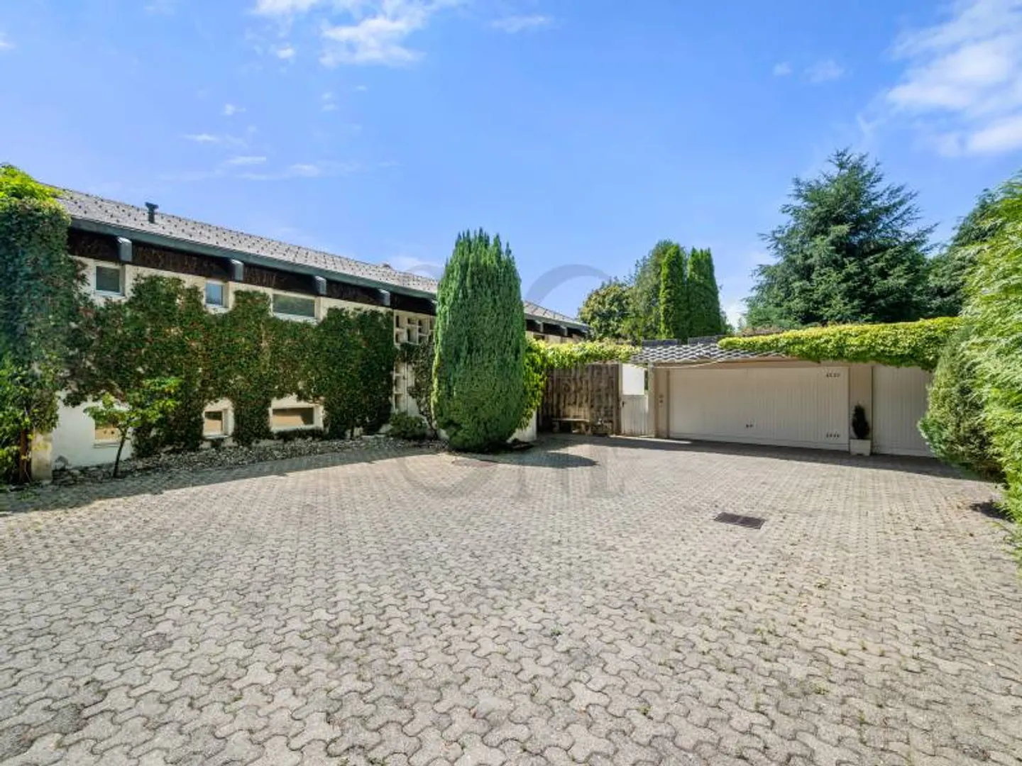 A signature villa with a view of the lake and mountains - Photo 3 of 12