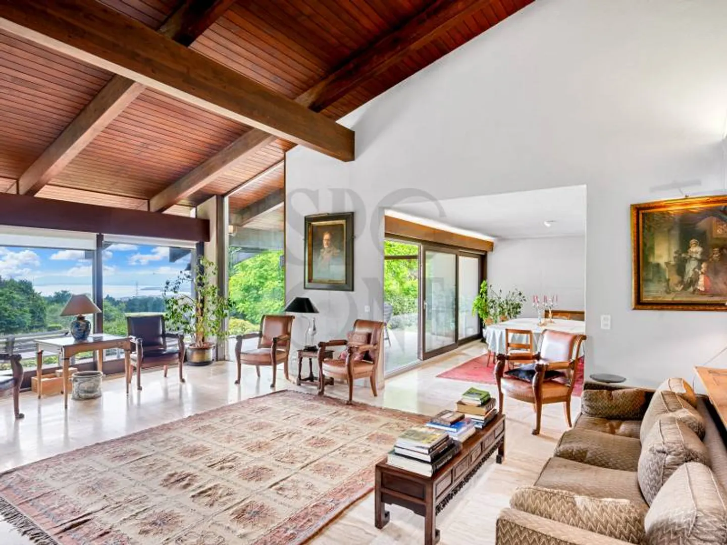A signature villa with a view of the lake and mountains - Photo 4 of 12
