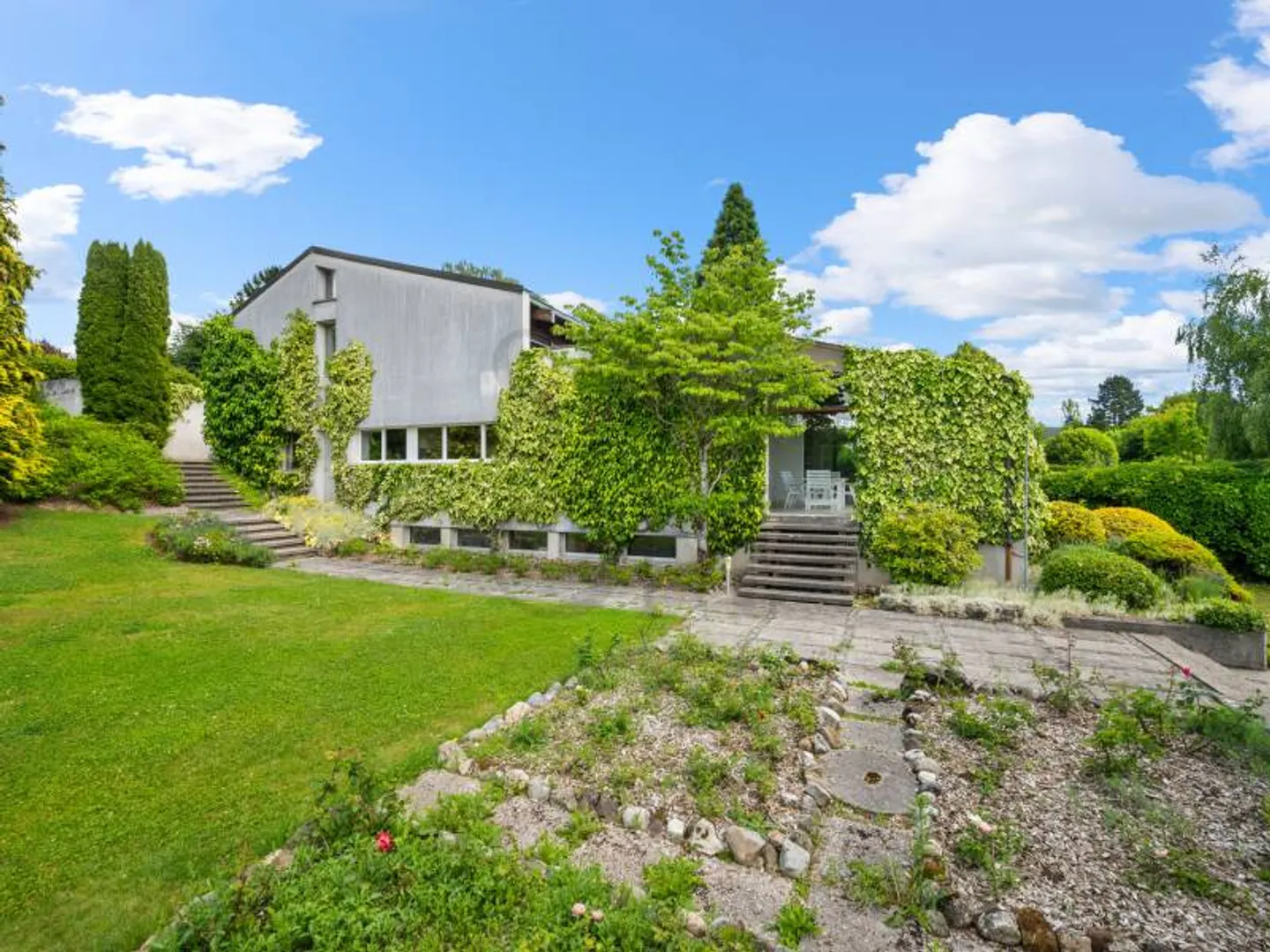 A signature villa with a view of the lake and mountains - Photo 11 of 12