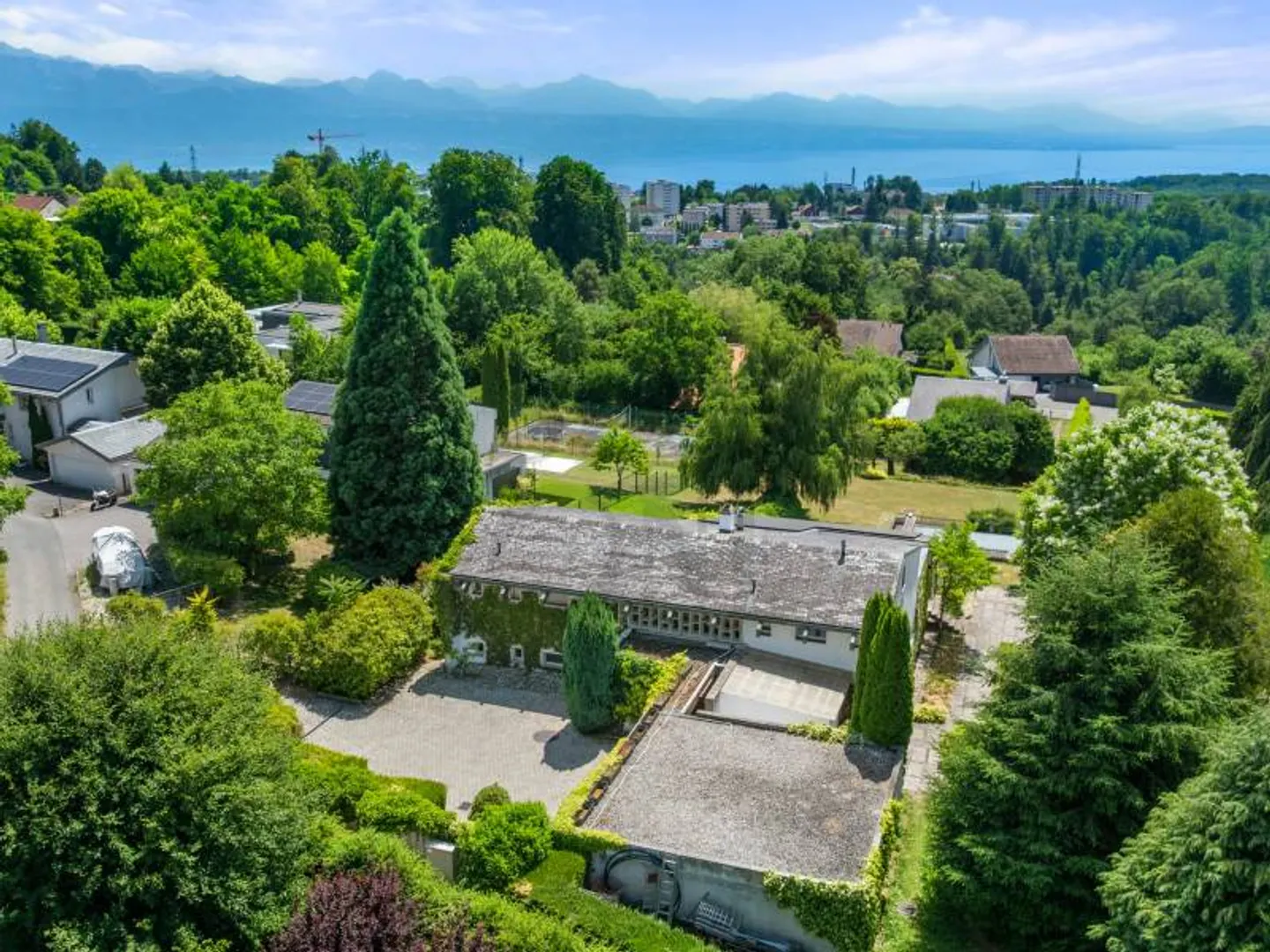 A signature villa with a view of the lake and mountains - Photo 12 of 12