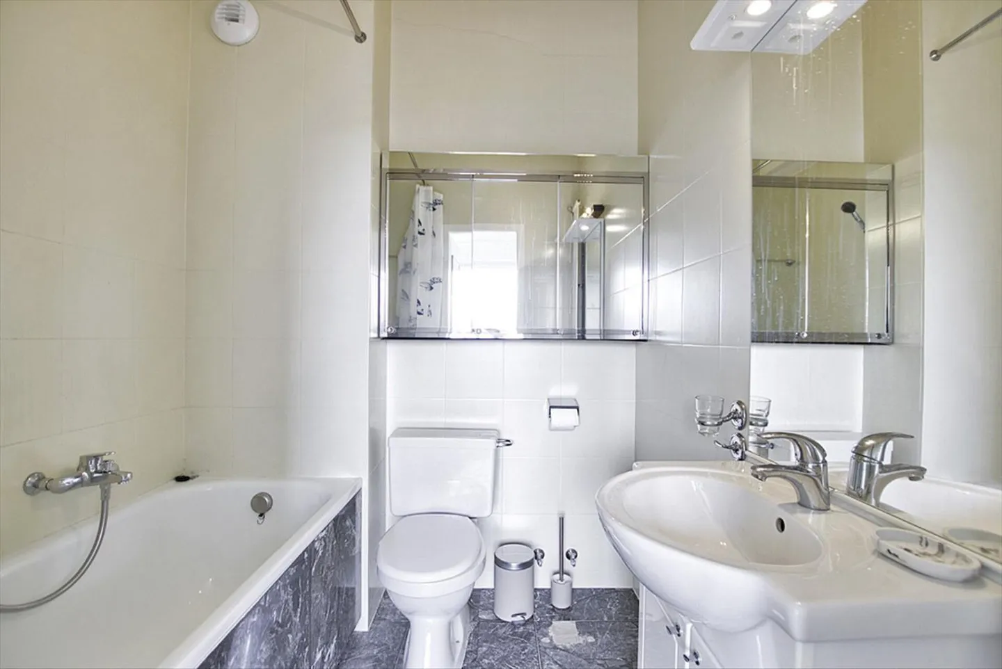 Pretty 2-room apartment with magnificent view - Photo 4 of 5